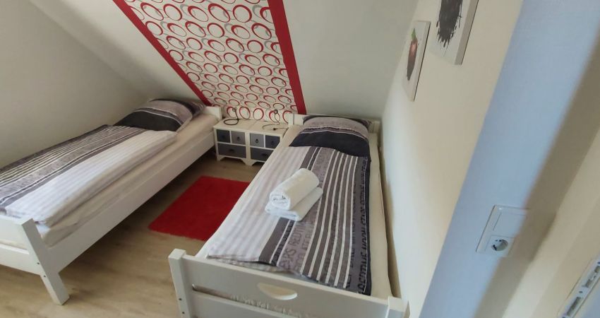 Schlafzimmer im Obergeschoss mit Doppelbett/Boxspringbett und Balkon