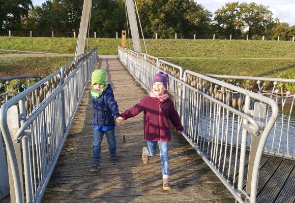 Kinder laufen auf die Aussichtsplattform an der Thülsfelder Talsperre